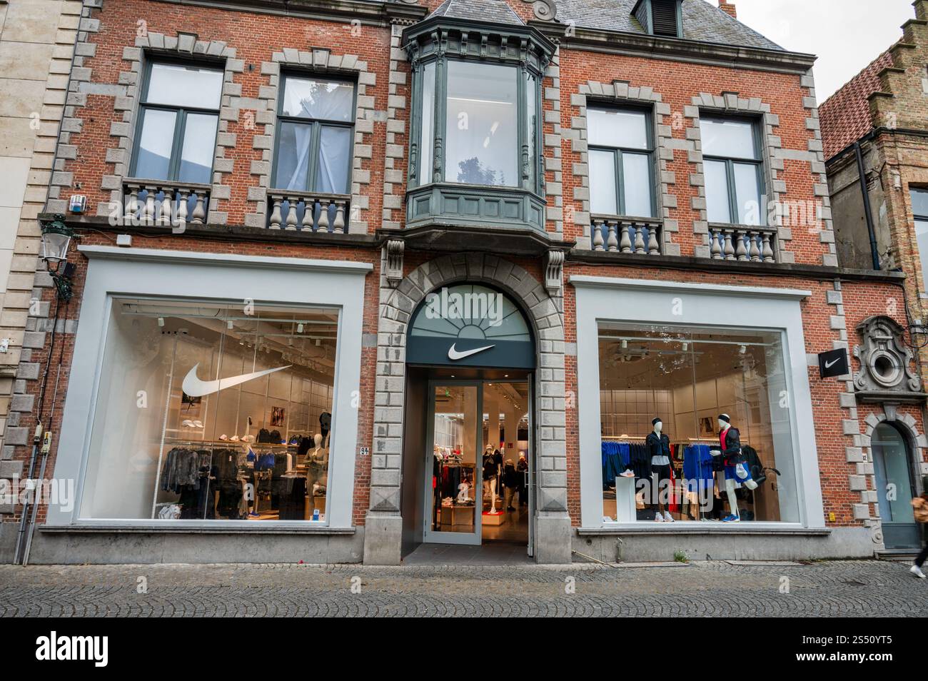 Bruges, Belgique- 27 septembre 2024 : la façade du magasin Nike à Bruge Banque D'Images