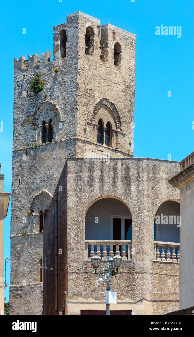 Vue sur la vieille cité médiévale du château normand dans Erice, Trapani, Sicile, Italie Région. Banque D'Images
