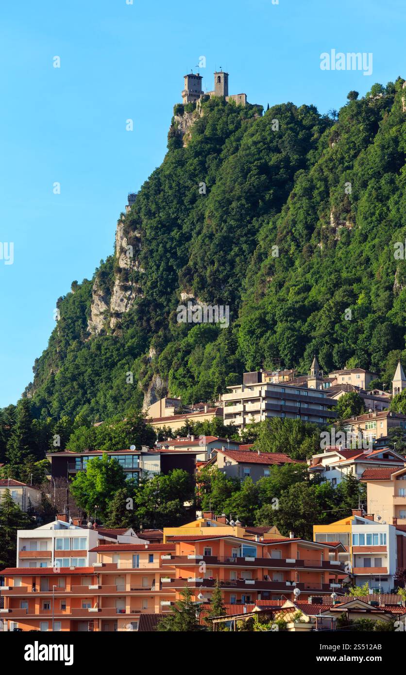 La République de Saint-Marin (de la plus ancienne république du monde) avec vue sur la Mont Titano et Cesta tower. Banque D'Images