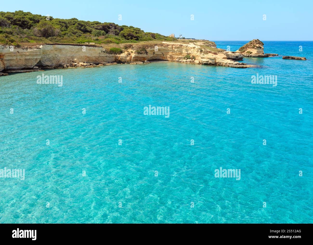 Seascape pittoresque avec des falaises rocheuses, la baie de la mer, d'îlots et de faraglioni beach à Spiaggia della Punticeddha, Salento Côte Adriatique, Pouilles, Banque D'Images