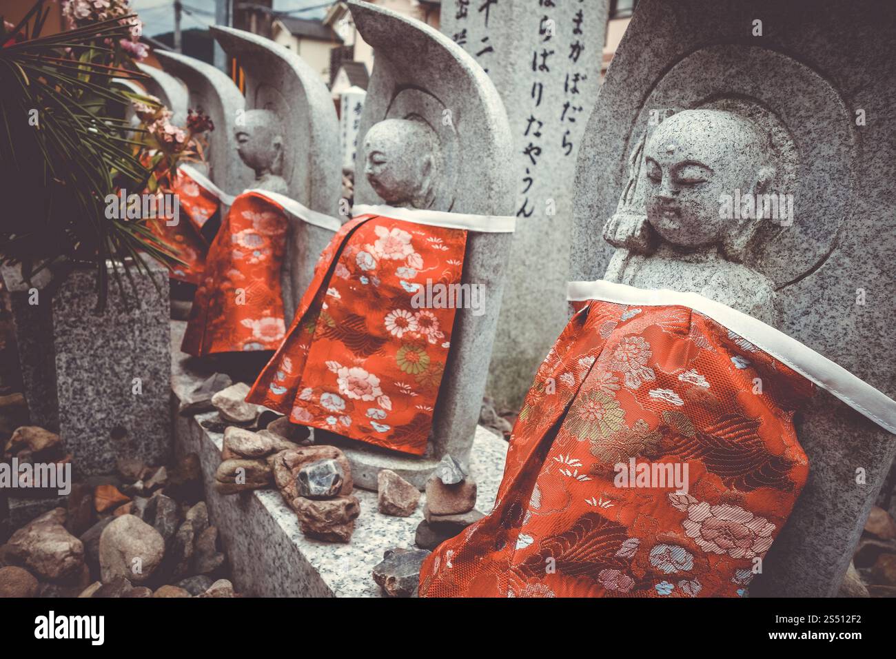 Statues Jizo avec bavoirs rouges dans le temple Arashiyama, Kyoto, Japon. Statues de Jizo dans le temple Arashiyama, Kyoto, Japon Banque D'Images