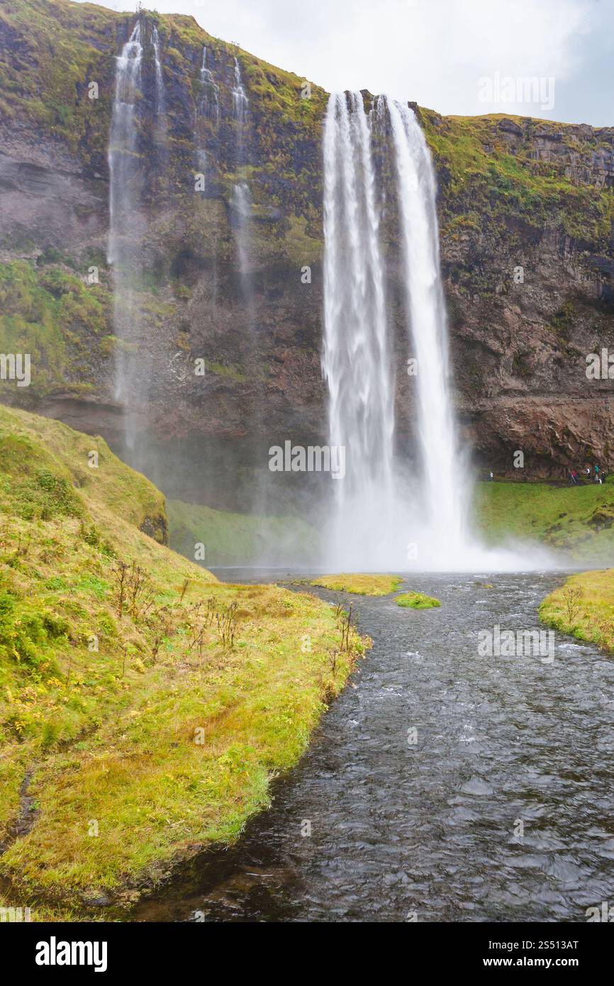 Voyage en Islande - rivière Seljalands et cascade Seljalandsfoss dans le géoparc Katla sur la côte sud de l'Atlantique islandais en septembre Banque D'Images