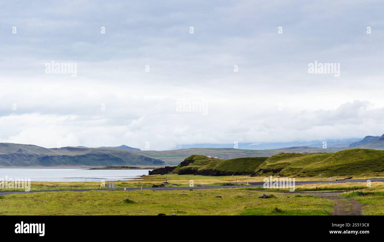 Voyager en Islande - Thjodvegur Road sur la côte sud de l'Atlantique en Islande, près de Vik I Myrdal village de Katla géoparc en septembre Banque D'Images