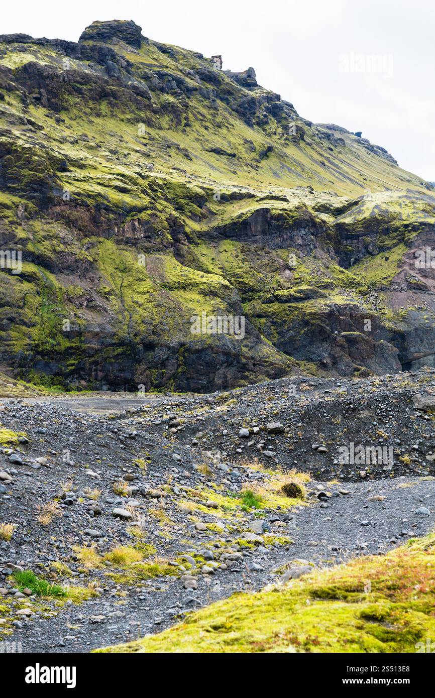 En Islande. Voyage en Islande - montagne volcanique près du glacier Solheimajokull (langue glaciaire sud de la calotte glaciaire de Myrdalsjokull) dans Katla Geopark on Banque D'Images