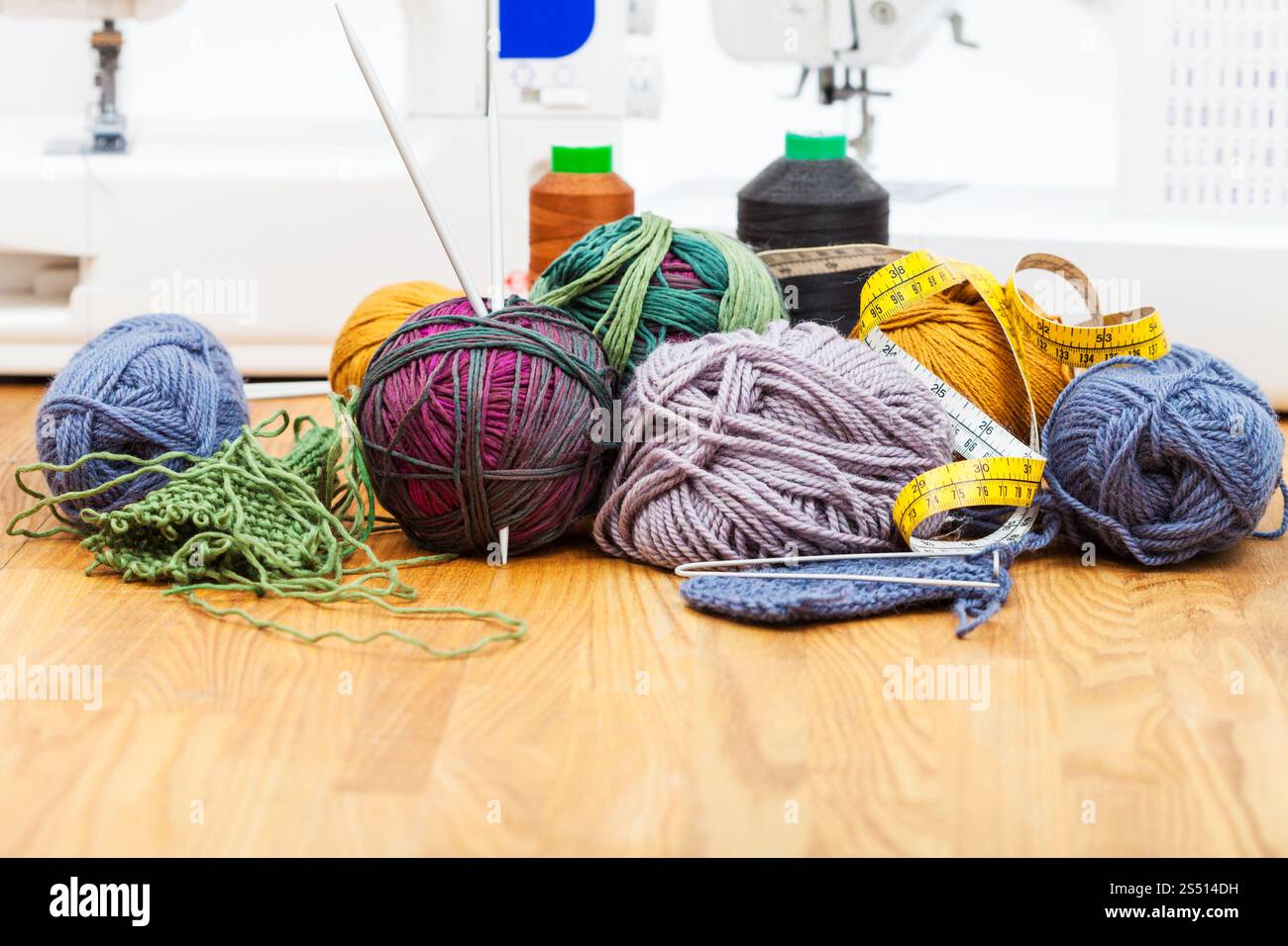 La vie encore de couture - outils de tricot, filets de table et des machines à coudre sur l'arrière-plan Banque D'Images