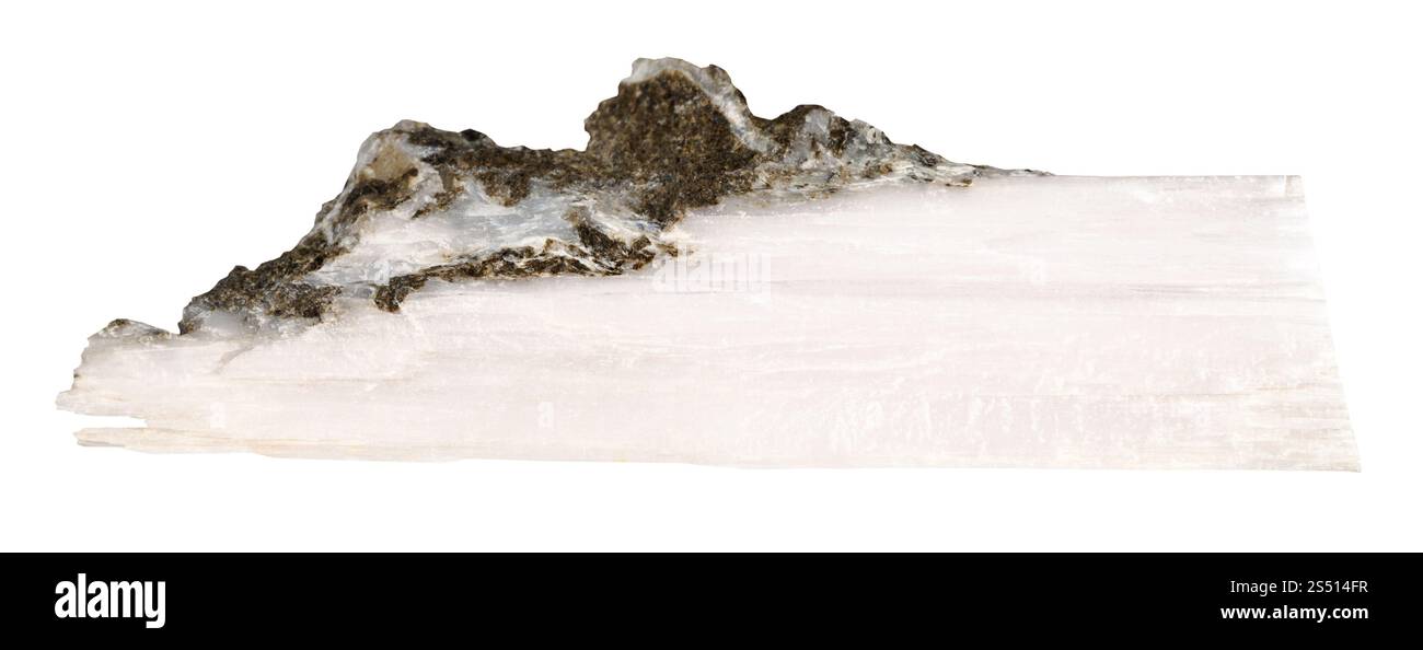 La prise de vue macro des eaux minérales naturelles rock specimen - matières cristal de xonotlite gemstone isolé sur fond blanc du district de Norilsk, Russie Banque D'Images