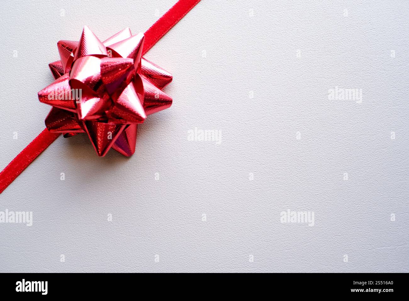 Red Ribbon bow pour la Saint-Valentin amour belle Banque D'Images