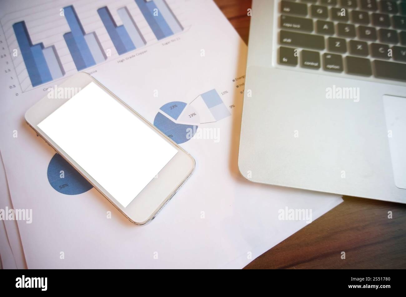 Smartphone avec ordinateur portable. Concept de technologie d'entreprise. Banque D'Images