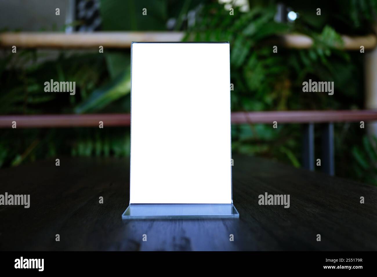 Cadre Menu maquette debout sur la table en bois en bar restaurant café de l'espace pour le texte. Banque D'Images Cadre Menu maquette debout sur la table en bois en bar restaurant café de l'espace pour le texte. Banque D'Images