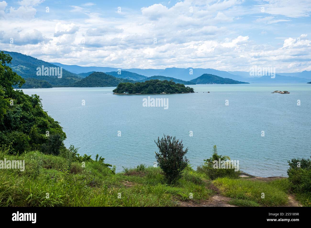 Vues de la Costa Verde depuis Fort Perpetuo, Paraty, État de Rio de Janeiro, Brésil. Banque D'Images