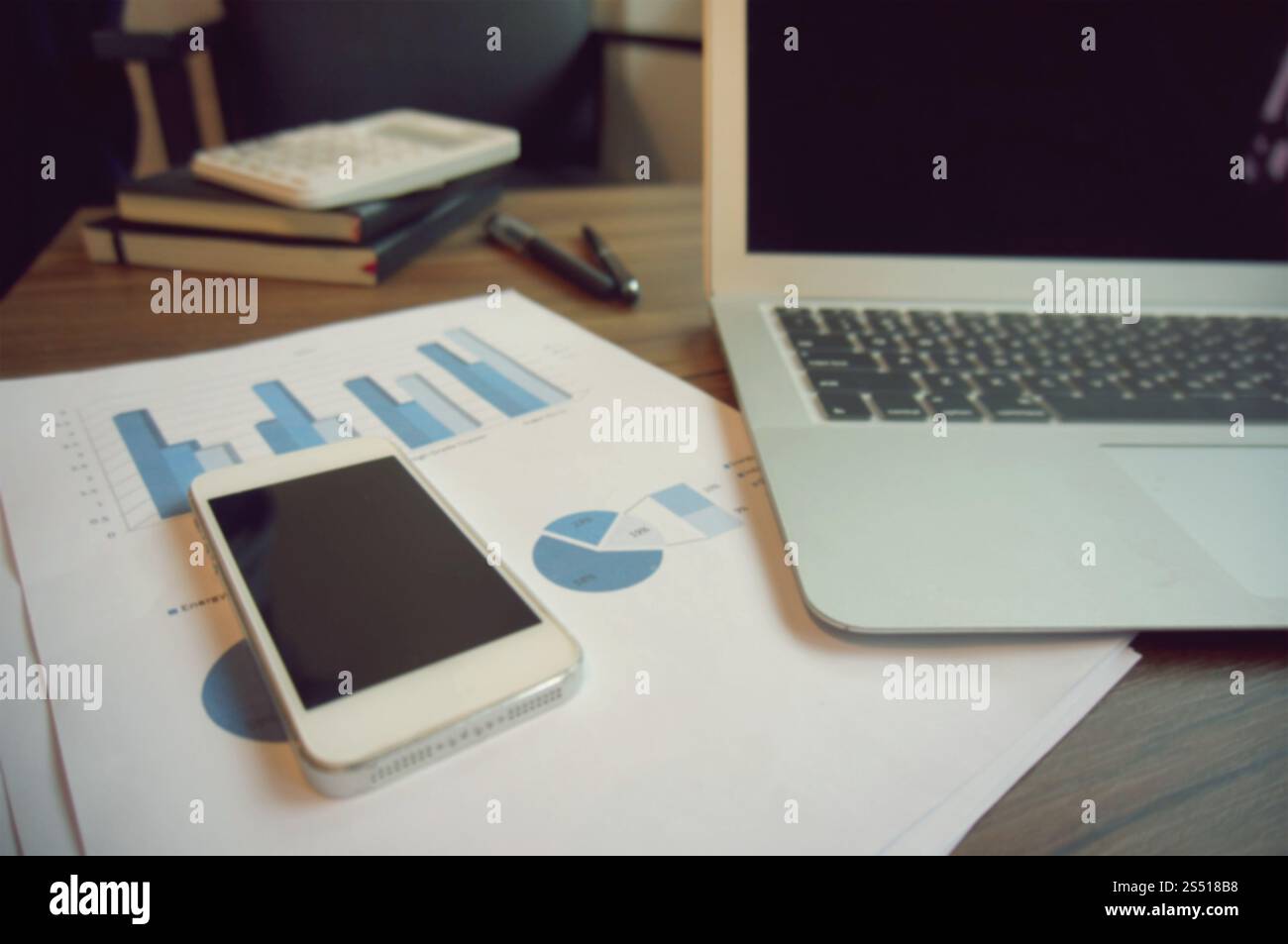 Smartphone avec ordinateur portable. Concept de technologie d'entreprise. Banque D'Images