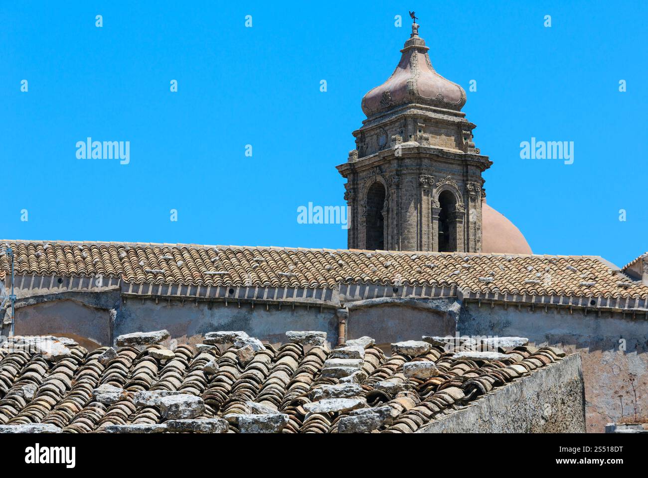 Clocher de l'ancien Monastère de San Salvador dans la ville médiévale de Erice, Trapani, ville de la région Sicile, en Italie. Banque D'Images