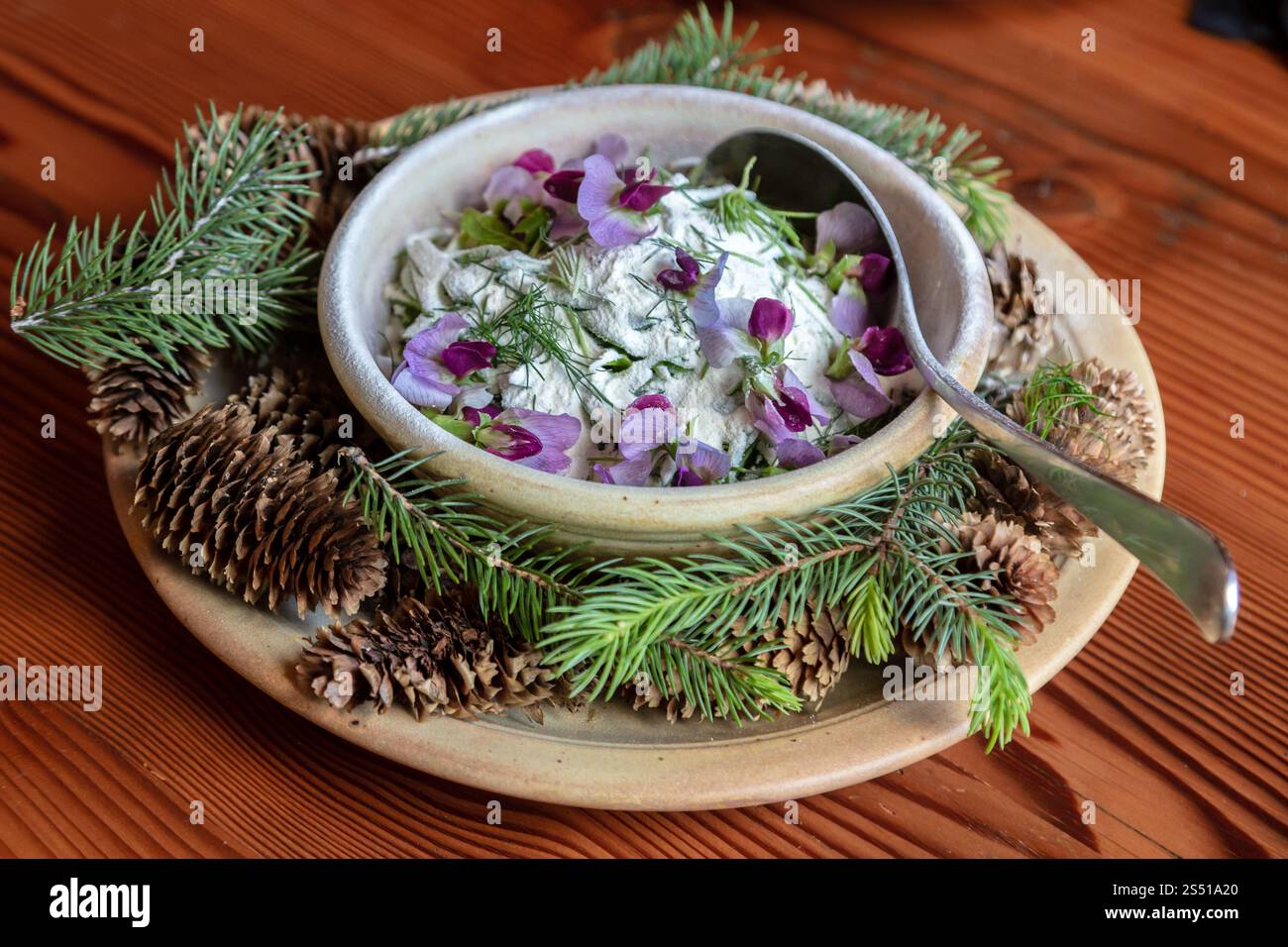 Beau plat avec du yaourt, des fleurs comestibles et des éléments de forêt sur une table rustique Banque D'Images Beau plat avec du yaourt, des fleurs comestibles et des éléments de forêt sur une table rustique Banque D'Images