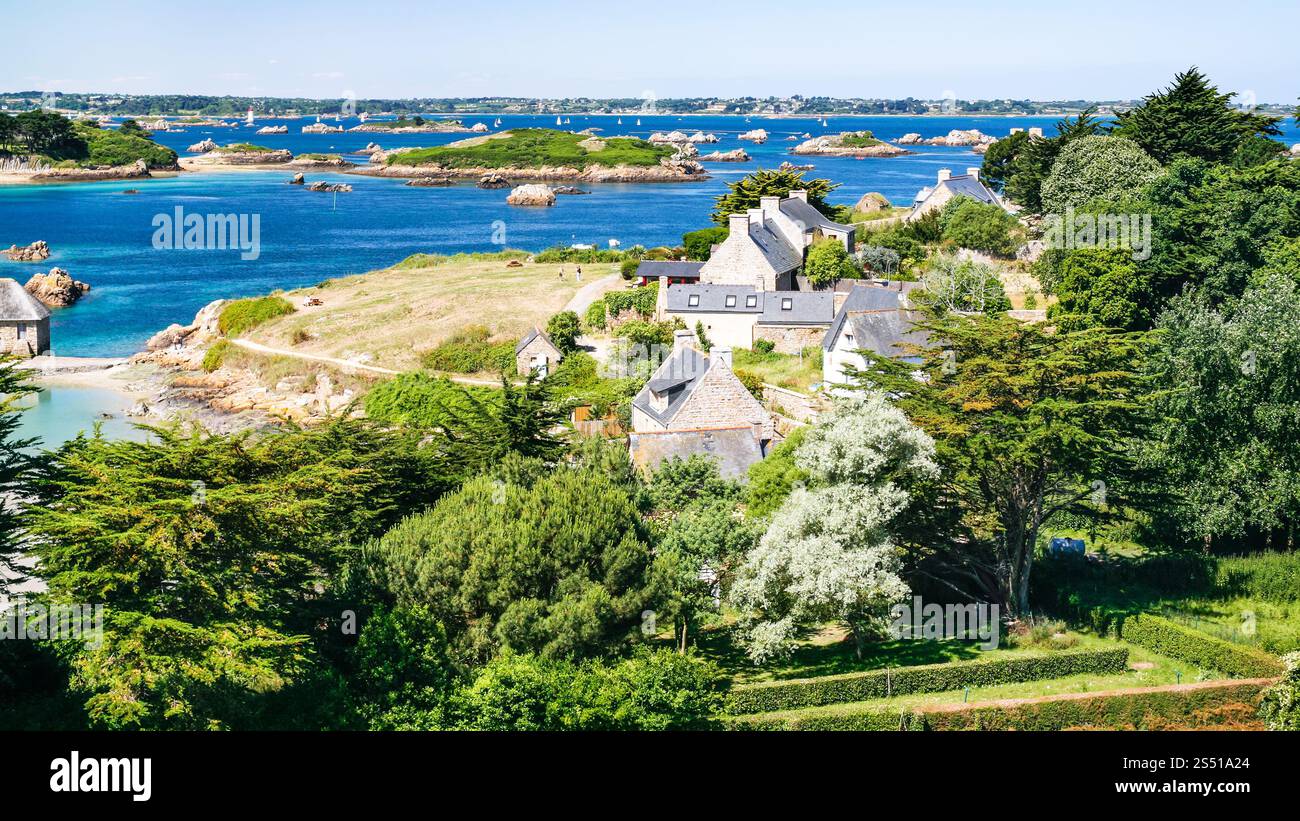 Voyager en France - vue ci-dessus des maisons de campagne sur la côte océan dans la commune de Brehat à Ile-de-Brehat île dans le département de côtes-dArmor en Bretagne Banque D'Images