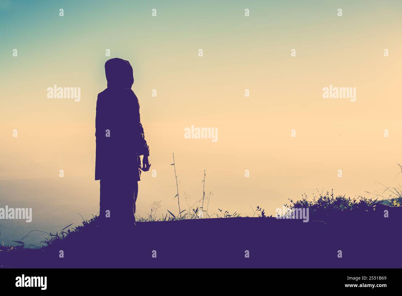 Silhouette de vieille femme sur la montagne quelqu'un d'attente Banque D'Images