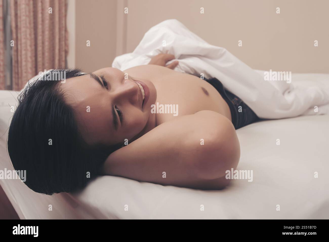 Bel homme se réveillant dans le lit Banque D'Images