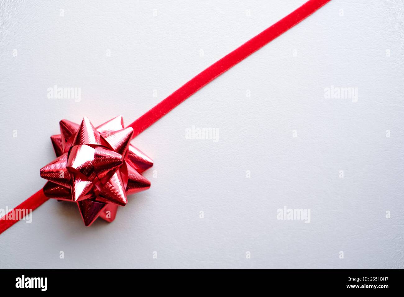 Red Ribbon bow pour la Saint-Valentin amour belle Banque D'Images