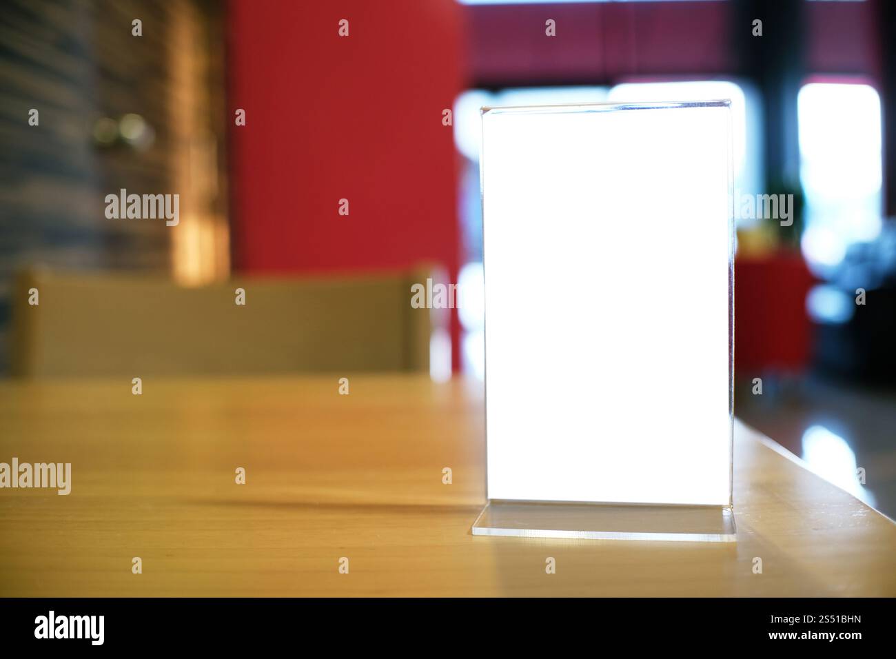 Cadre Menu maquette debout sur la table en bois en bar restaurant café. L'espace pour le texte. Banque D'Images