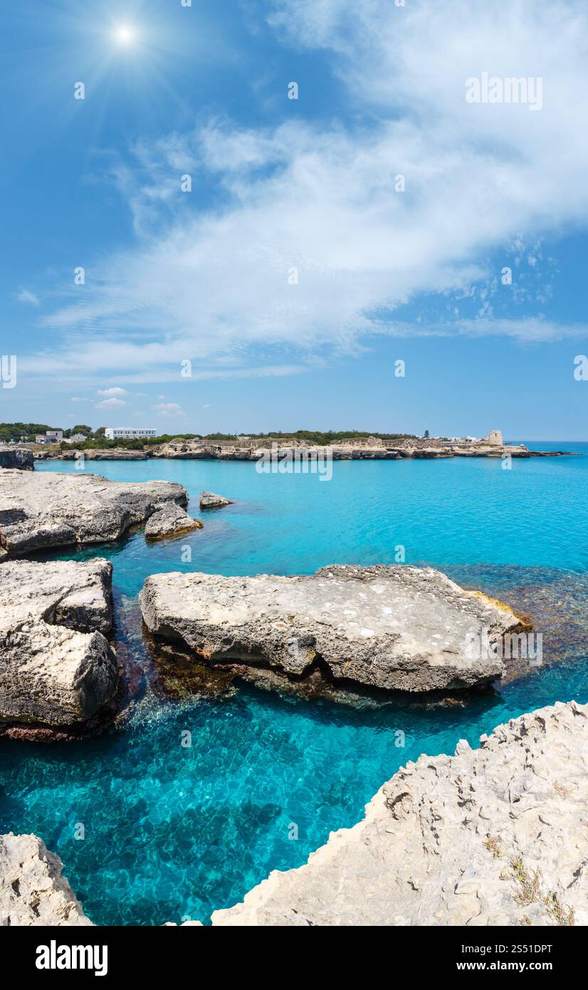 Seascape ensoleillée avec des falaises rocheuses, grottes, mer baie et d'îlots à Grotta della poesia, Roca Vecchia, Salento Côte Adriatique, Pouilles, Italie. Banque D'Images