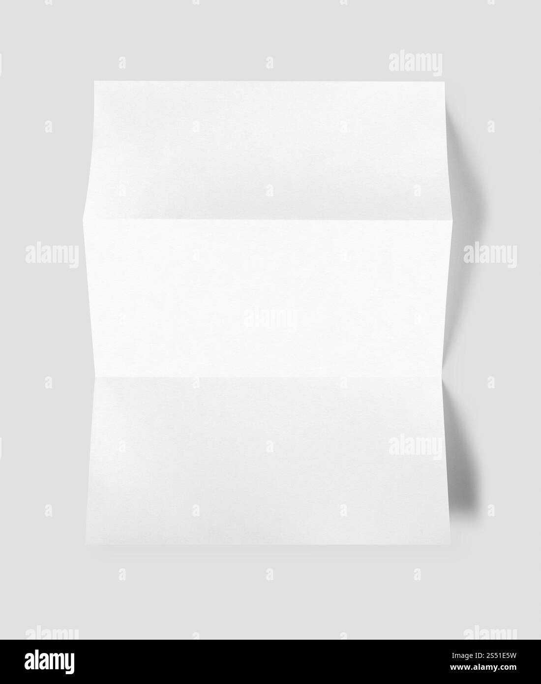 Modèle de maquette de feuille de papier A4 blanc plié vierge isolé sur fond gris. Modèle de maquette de feuille de papier A4 blanche pliée vierge Banque D'Images