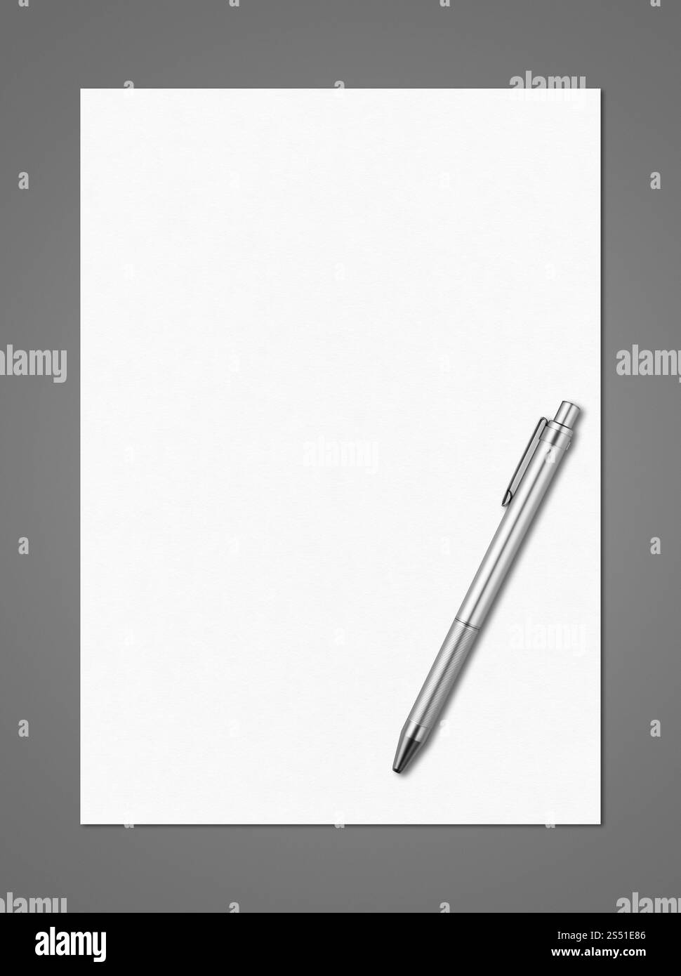 Feuille de papier blanc A4 vierge et modèle de maquette de stylo isolé sur fond gris foncé. Feuille de papier A4 blanche vierge et modèle de maquette de stylo. Blanc vierge Banque D'Images