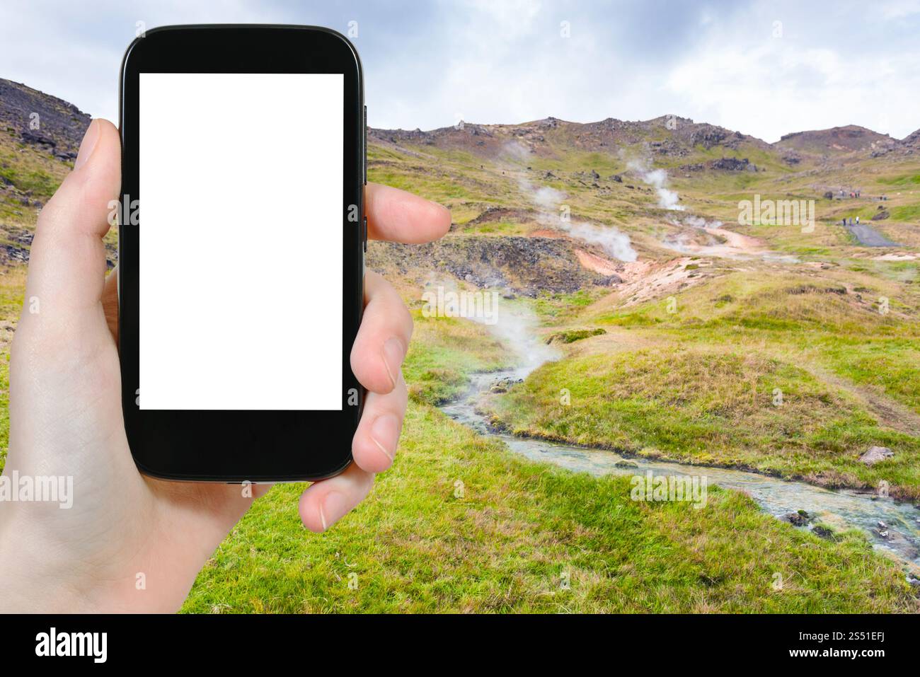Concept de voyage - photographies touristiques écoulement d'eau chaude dans la région de Hveragerdi Hot Spring River Trail en Islande en automne sur smartphone avec écran découpé Banque D'Images