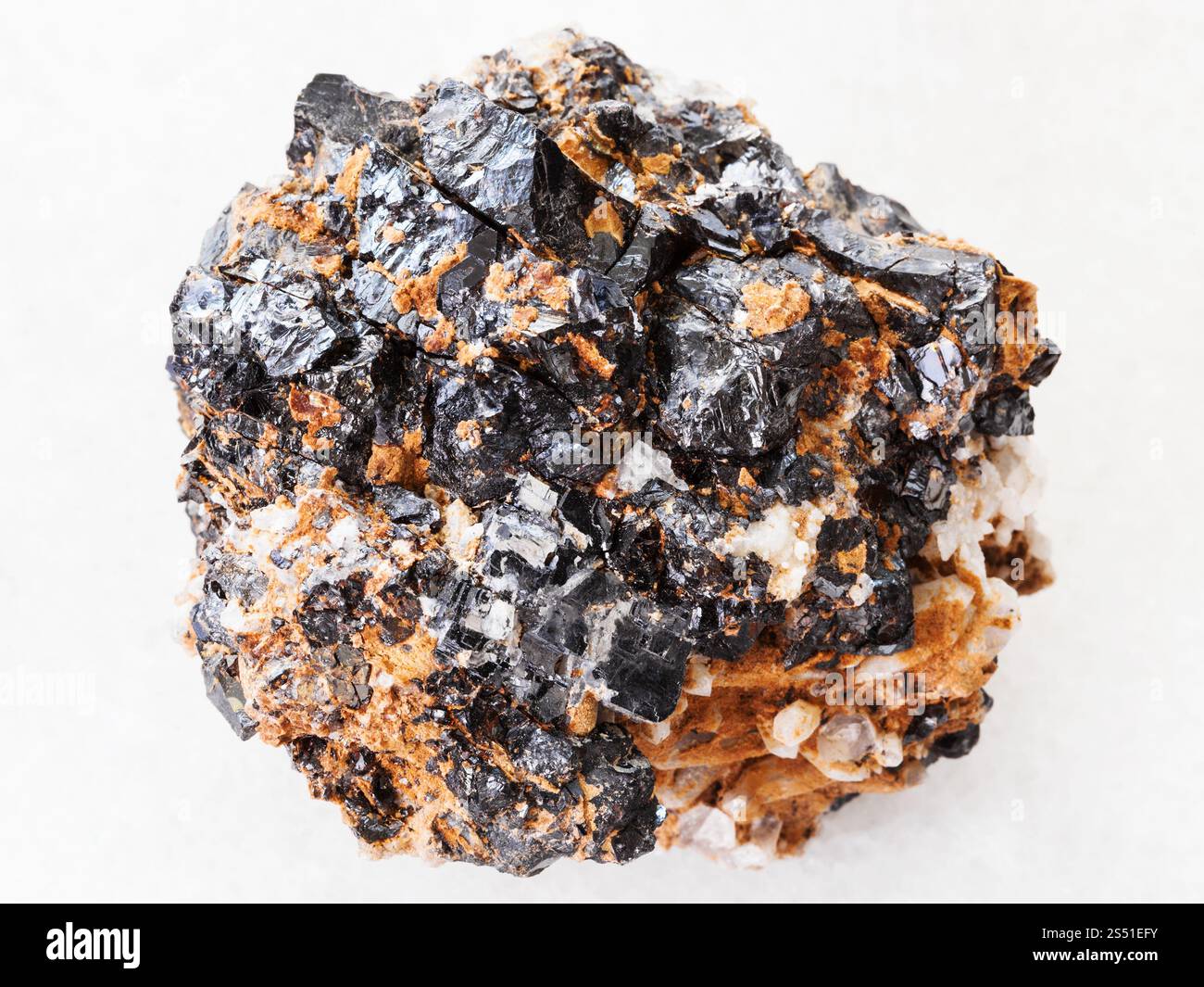 La prise de vue macro des eaux minérales naturelles rock specimen - morceau de sphalérite, galène avec ore sur fond de marbre blanc d'Extrême-Orient de la Russie Banque D'Images