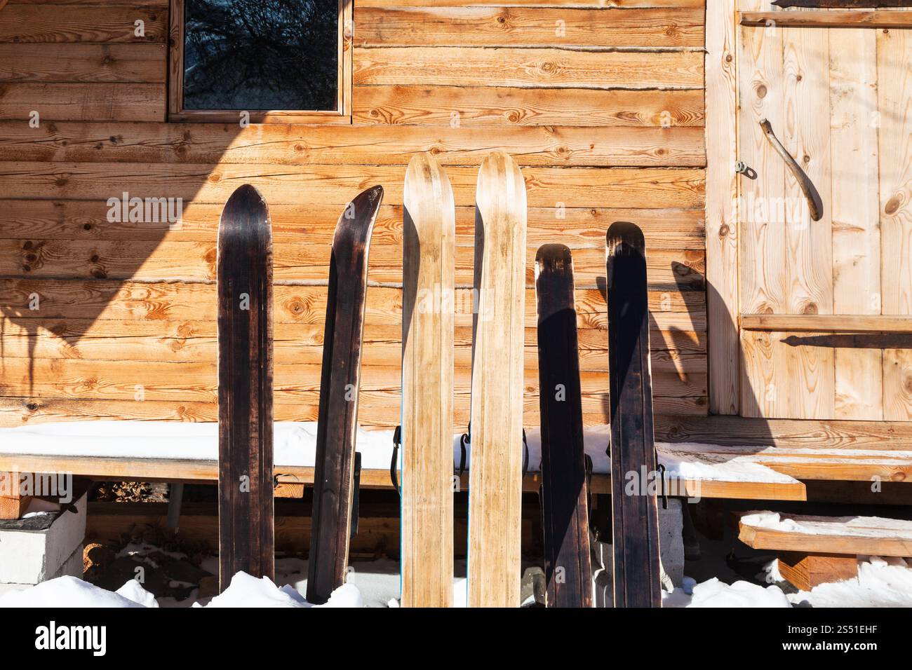 larges skis forestiers en face d'un chalet en bois. Skis de forêt large en face de chalet en bois dans la journée ensoleillée d'hiver dans le village russe dans la région de Smolensk de Banque D'Images