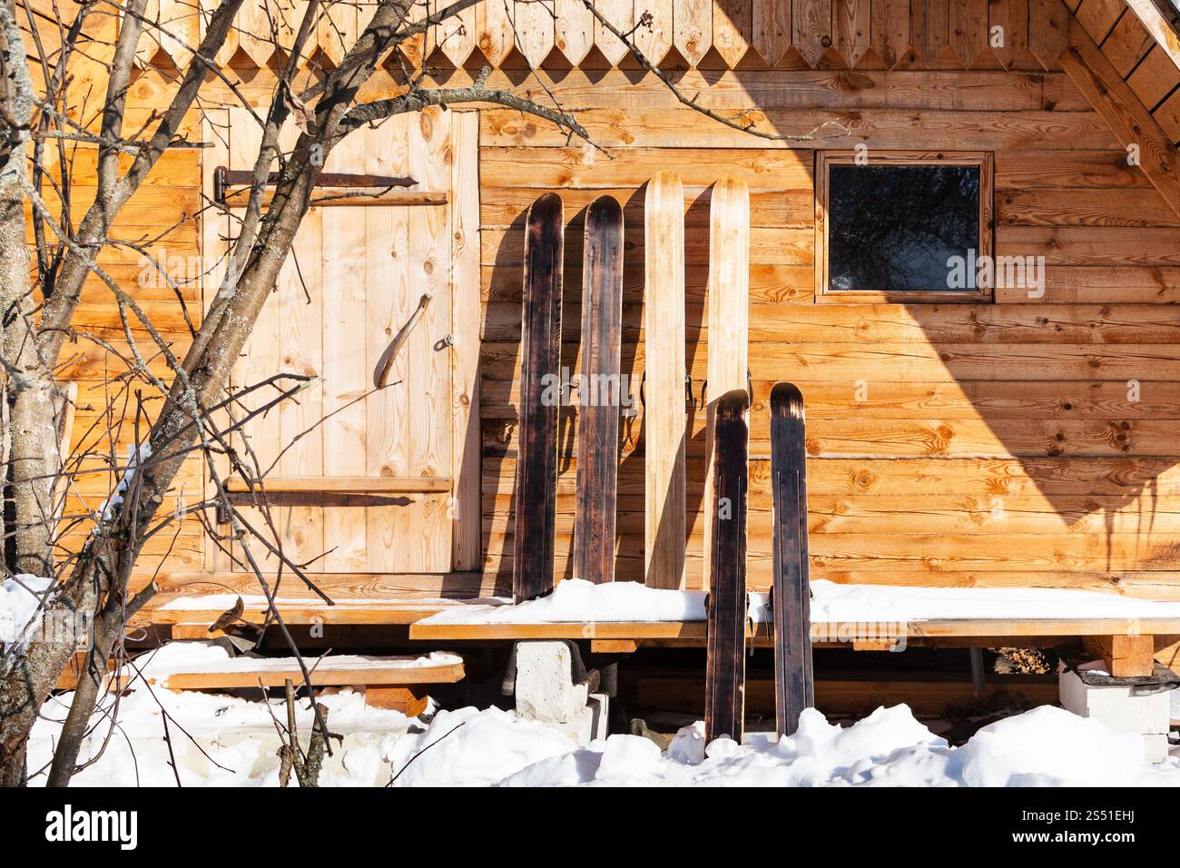 larges skis de chasseur devant un chalet en bois. Skis de chasseur large devant un chalet en bois dans la journée ensoleillée d'hiver dans le village russe dans la région de Smolensk de Banque D'Images