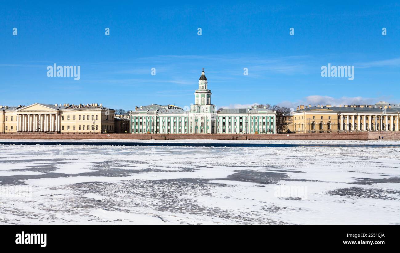 Universitetskaya Embankment avec des palais baroques. Vue de face du quai Universitetskaya avec des palais baroques sur l'île Vasilievsky à St. Banque D'Images