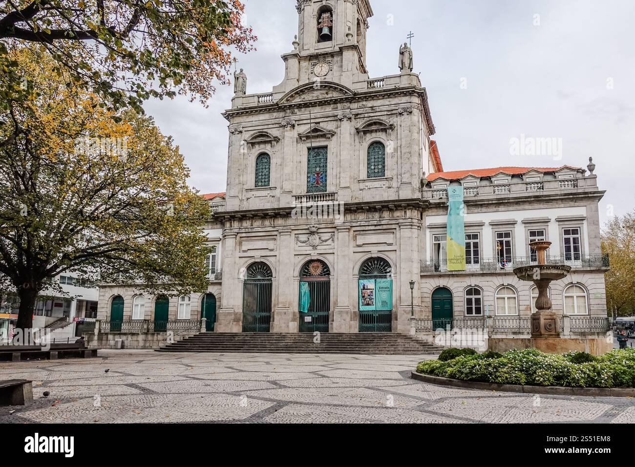 Igreja da Santíssima Trindade, l'église historique de Porto, présente une architecture néoclassique époustouflante et de magnifiques carreaux azulejos Banque D'Images