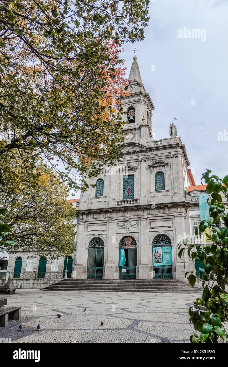 Igreja da Santíssima Trindade, l'église historique de Porto, présente une architecture néoclassique époustouflante et de magnifiques carreaux azulejos Banque D'Images