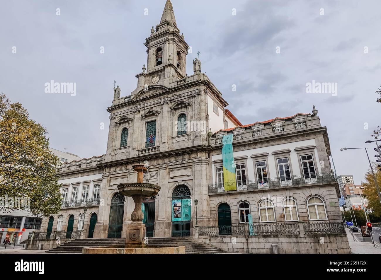 Igreja da Santíssima Trindade, l'église historique de Porto, présente une architecture néoclassique époustouflante et de magnifiques carreaux azulejos Banque D'Images