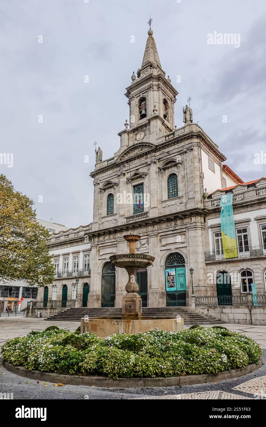 Igreja da Santíssima Trindade, l'église historique de Porto, présente une architecture néoclassique époustouflante et de magnifiques carreaux azulejos Banque D'Images