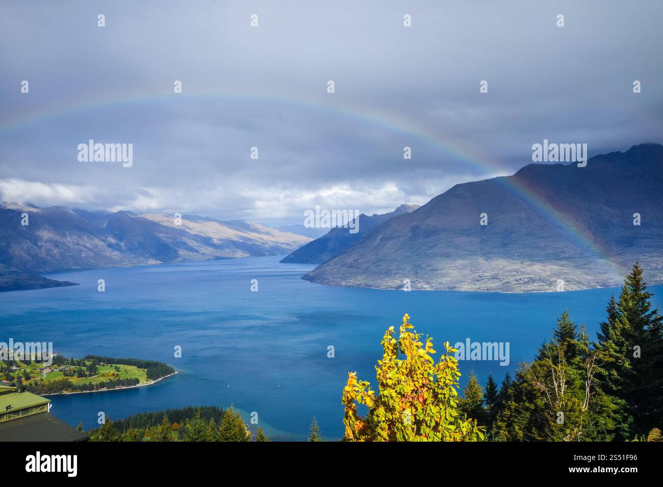 Arc-en-ciel sur le lac Wakatipu et Queenstown panorama, Nouvelle-Zélande. Arc-en-ciel sur le lac Wakatipu et Queenstown, Nouvelle-Zélande. Arc-en-ciel sur le lac Wakatipu et Banque D'Images