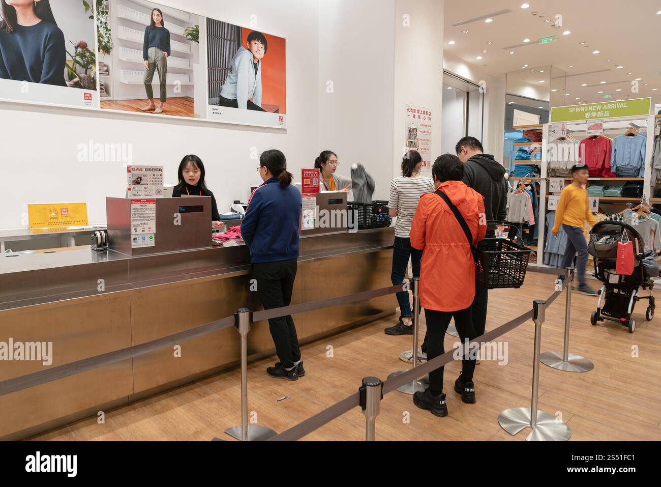 Shenzhen, Chine - février 06, 2019 : les gens en ligne à la caisse dans le magasin Uniqlo dans le centre commercial UpperHills. Uniqlo est une marque japonaise proposant des vêtements A. Banque D'Images