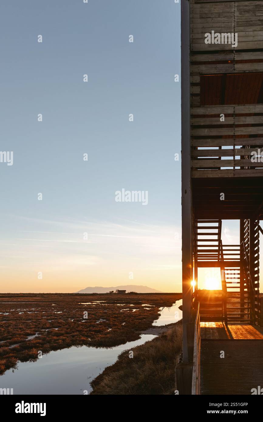 Vue depuis l'observatoire ornithologique du parc national du delta d'Evros, près d'Alexandroupolis et de la frontière turque, forêt de Dadia et zone humide protégée, coucher de soleil ou soleil Banque D'Images