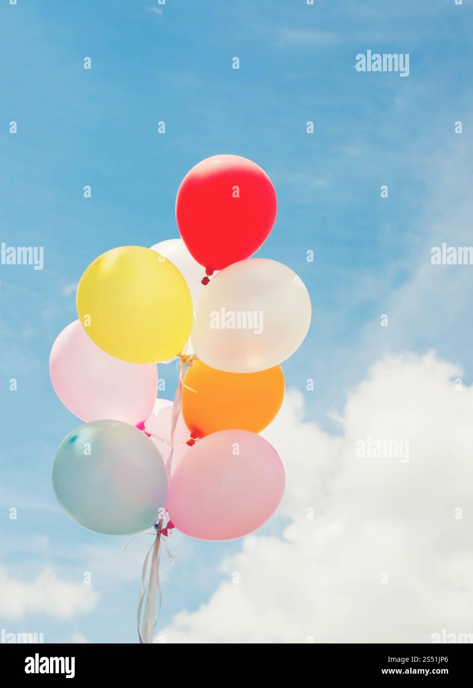Bouquet de ballons colorés avec ciel bleu. Banque D'Images