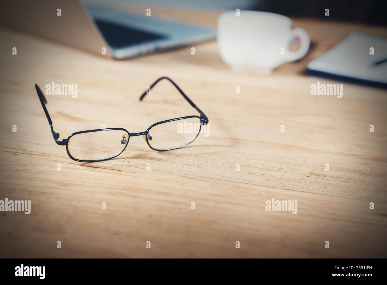 Verres d'espace affaires sur table en bois. Banque D'Images