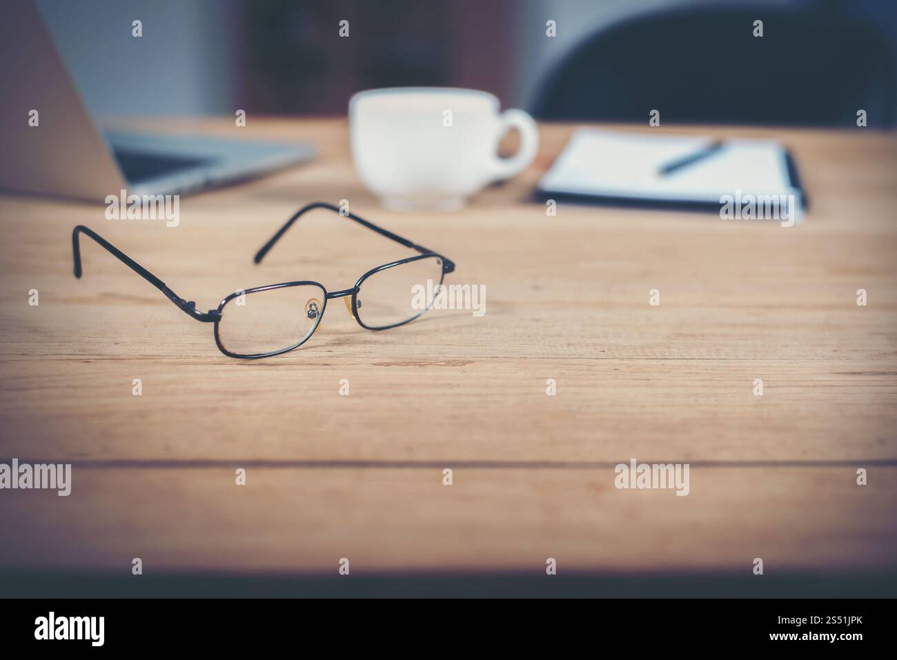Verres d'espace affaires sur table en bois. Banque D'Images