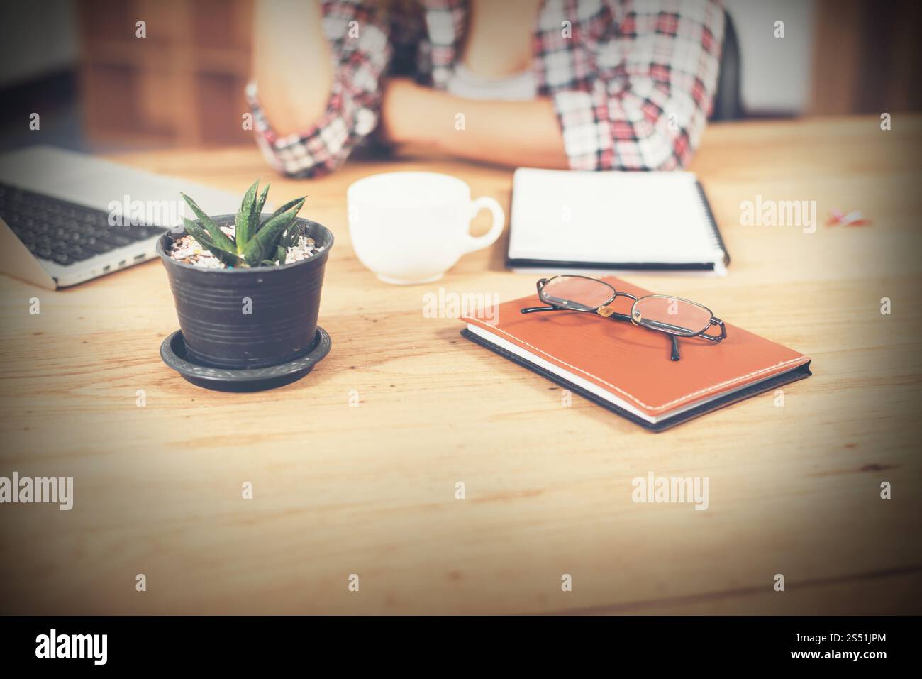 Jeune femme assise hipster en milieu de travail. Banque D'Images Jeune femme assise hipster en milieu de travail. Banque D'Images