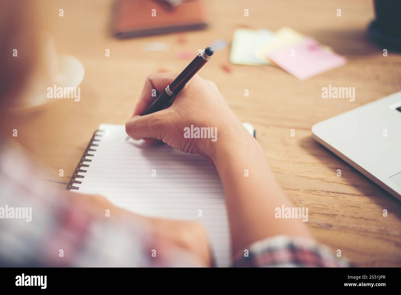 Jeune femme hippie écrit et travail en milieu de travail. Banque D'Images Jeune femme hippie écrit et travail en milieu de travail. Banque D'Images