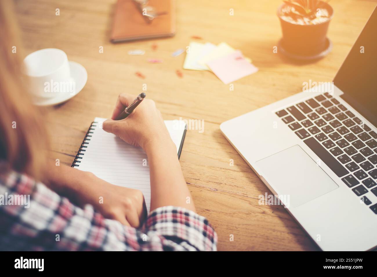 Jeune femme hippie écrit et travail en milieu de travail. Banque D'Images Jeune femme hippie écrit et travail en milieu de travail. Banque D'Images