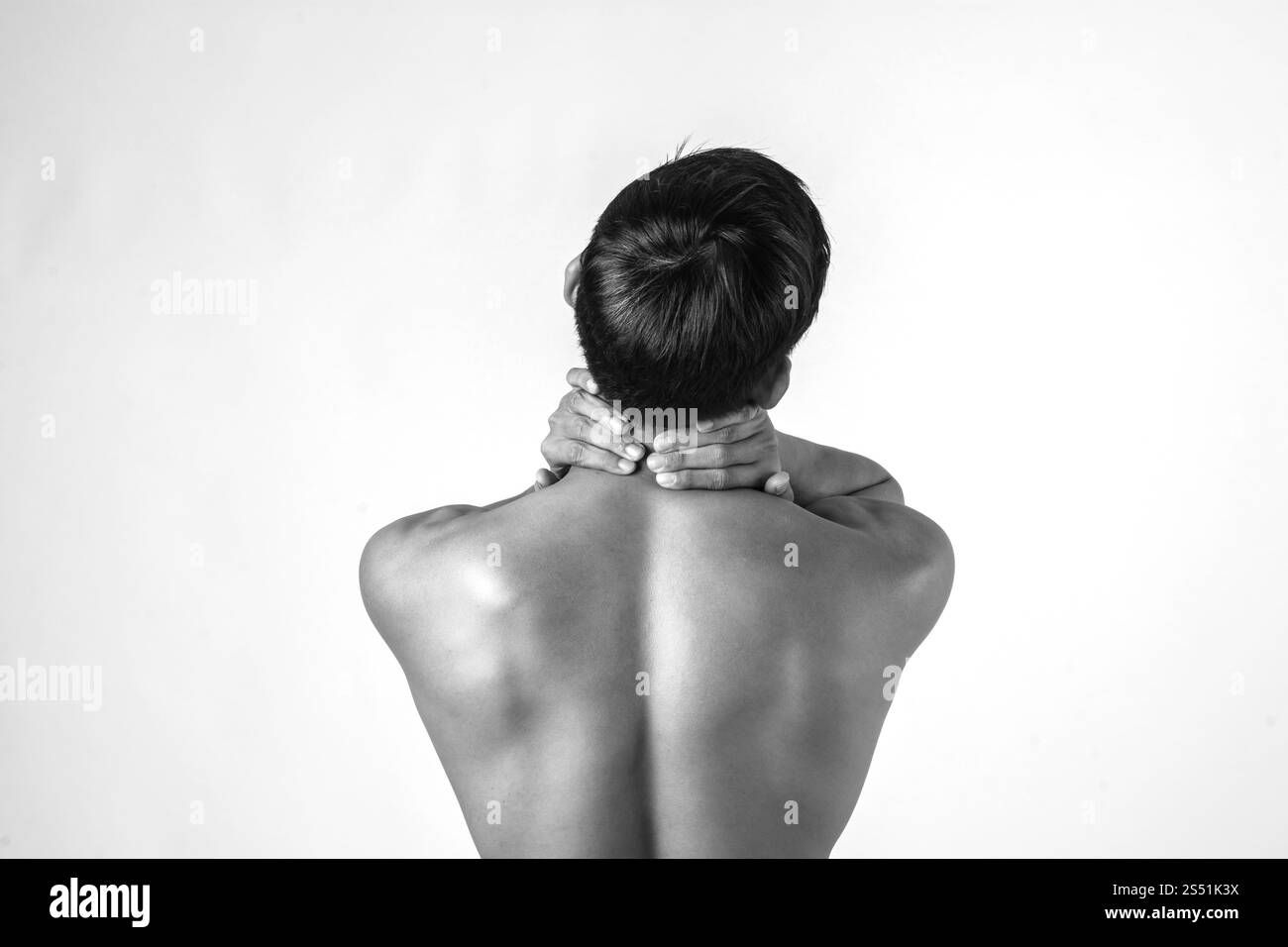 L'homme musclé utilise des poignées au cou pour soulager la douleur isolée sur fond blanc. Homme musculaire utiliser des poignées au cou pour soulager la douleur isolée sur Banque D'Images