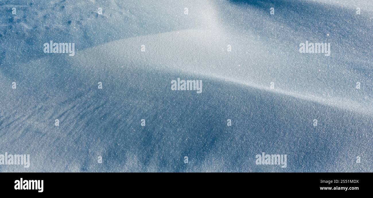 La structure de surface de neige Neige de l'hiver sur la montagne vallonné pente avec ombres matinales (nature fond avec flocons cristallins). Banque D'Images La structure de surface de neige Neige de l'hiver sur la montagne vallonné pente avec ombres matinales (nature fond avec flocons cristallins). Banque D'Images