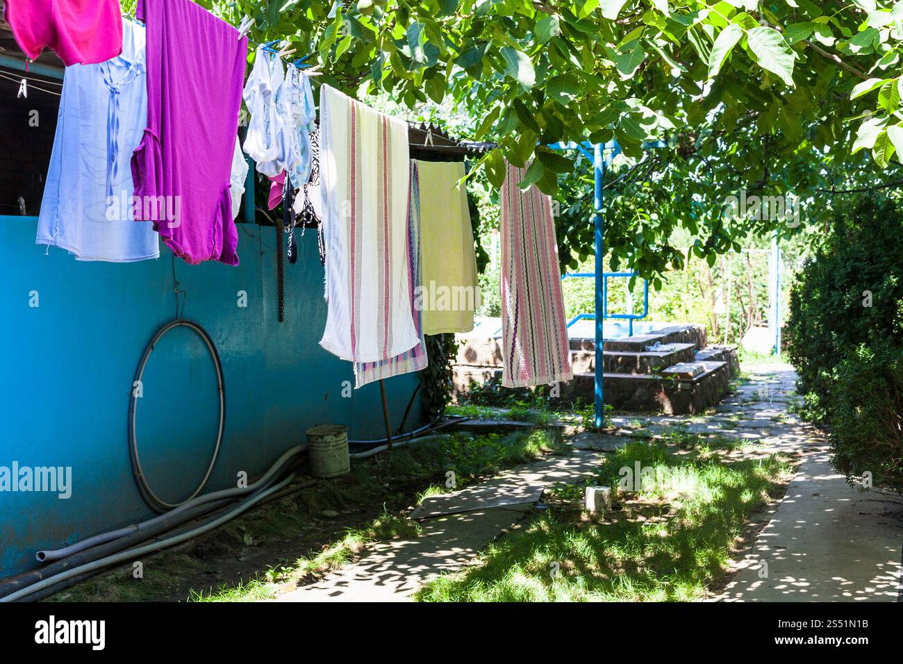 Le séchage des vêtements sur des cordes à l'arrière-cour de maison de campagne à journée ensoleillée dans la région de Kuban Banque D'Images
