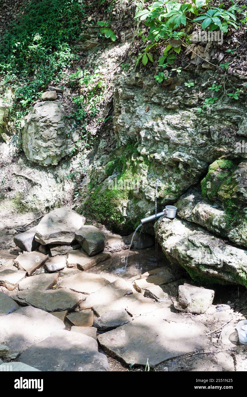 Visite de la zone anormale de Shapsugskaya - écoulement de l'eau de Silver Spring (source d'eau vivante et morte) dans les contreforts d'Abinsk des montagnes du Caucase Banque D'Images