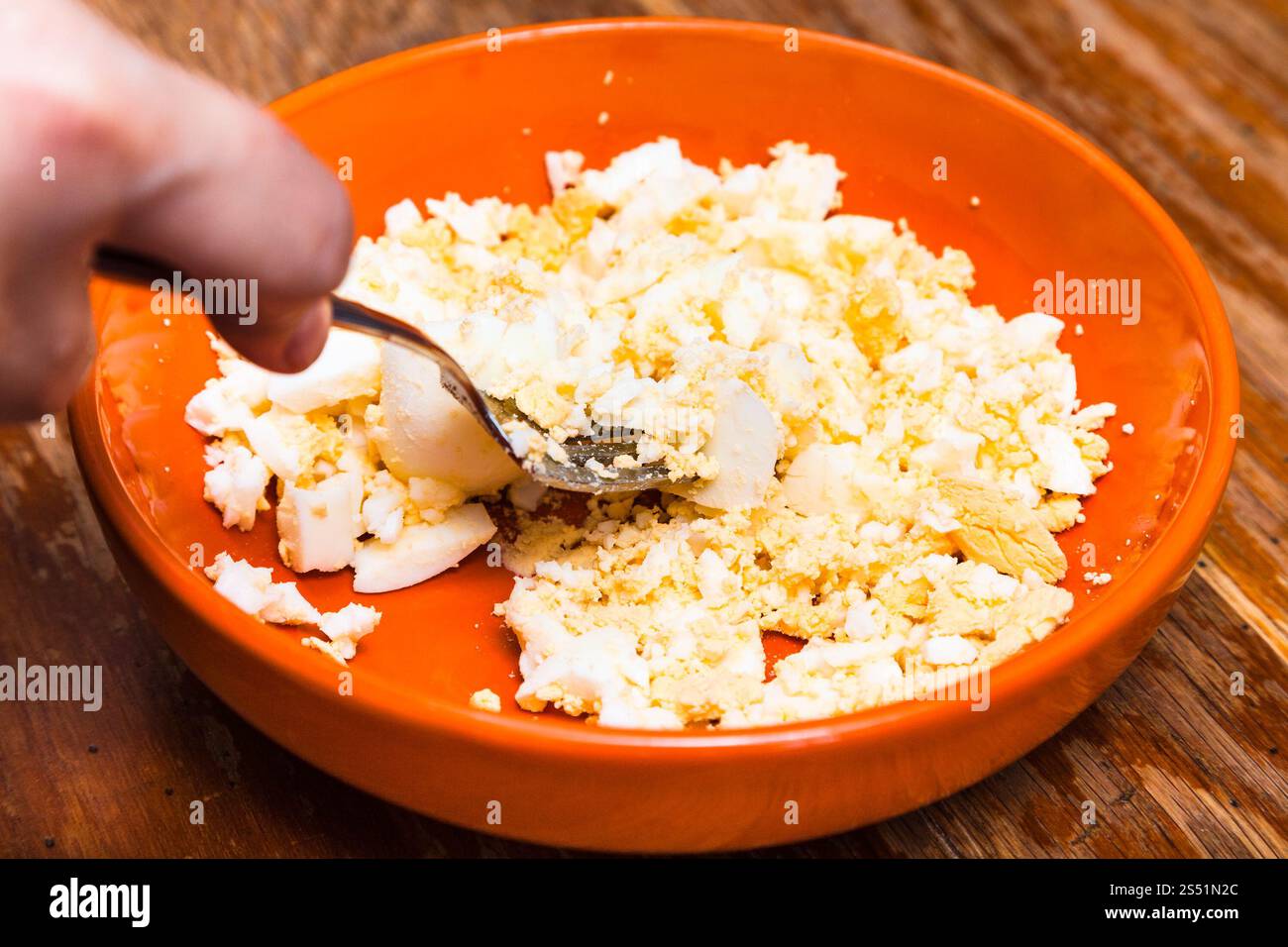 La cuisson de la tarte - grincement des œufs durs pour la farce par fork Banque D'Images