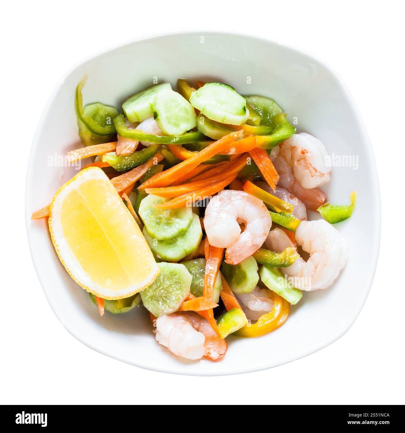 La cuisine indienne - salade de langoustines de légumes et les crevettes dans un bol isolé sur fond blanc Banque D'Images
