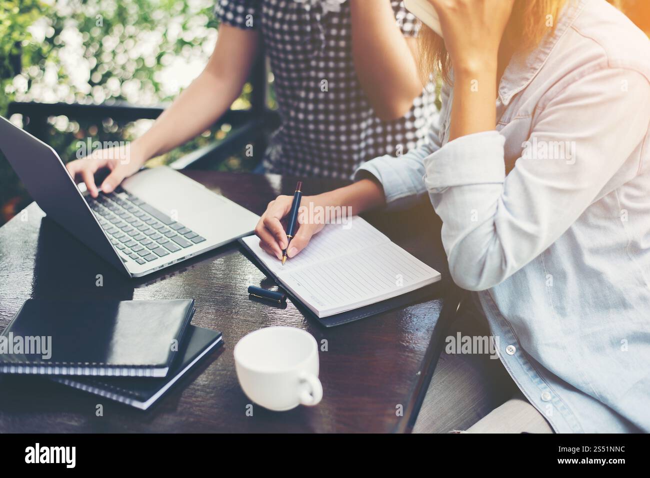 Deux jeunes hommes d'affaires se réunissant et travaillant au café avec retr doux. Deux jeunes hommes d'affaires se réunissant et travaillant au café avec un ton rétro doux. Banque D'Images